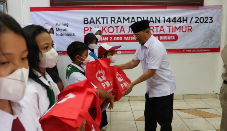 HARI PERTAMA PUASA, PMI BAGIKAN 300 PAKET SANTUNAN BAGI YATIM PIATU &#038; DHUAFA