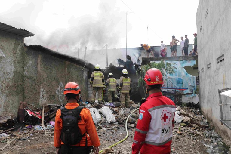 Respon Cepat PMI Dumai Pada Kebakaran di Gang Masjid Al Ikhsan