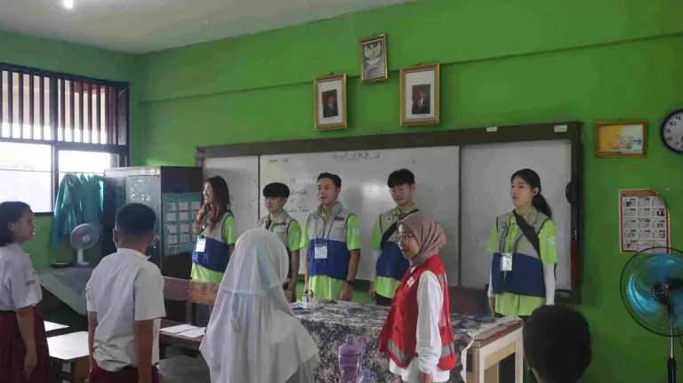 Relawan Palang Merah Remaja Korea Selatan Berbagi Keceriaan di SDN 01 Pisangan Baru