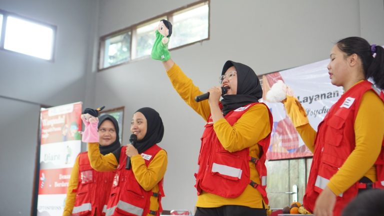 Bertepatan dengan Hari Pendidikan Nasional, PMI Dumai Berikan Dukungan Psikososial dan Bantuan di SDN Kebon Pala 11