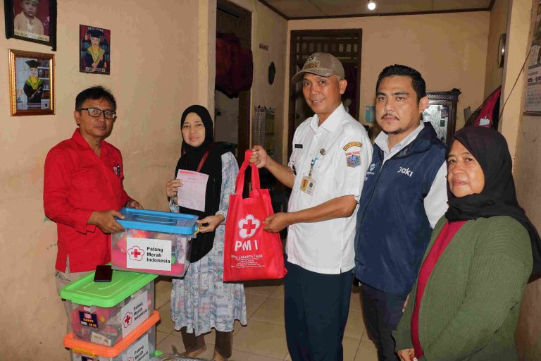PMI Dumai Salurkan Bantuan Kemanusiaan untuk Korban Kebakaran di Rawa Terate, Cakung