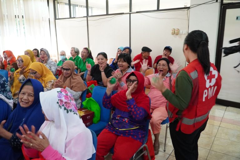 PMI Beri Dukungan Psikososial Pada Program �SENEN SAKTI� Asuhan Terpadu Untuk Lansia