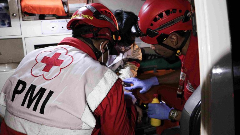 PMI Dumai Ikut Siaga Kemanusiaan di Semanggi Saat Penyampaian Aspirasi Massa