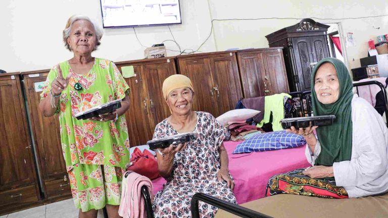 Rayakan HUT PMI ke-80 dengan Hadirkan Senyum untuk Lansia di Panti Werdha Budi Mulia 1